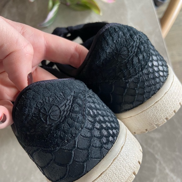 Women’s Nike Air Jordan 1 Retro low - python print - Picture 4 of 6